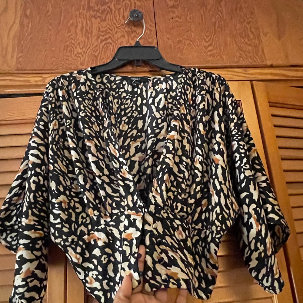Cropped, leopard print blouse!